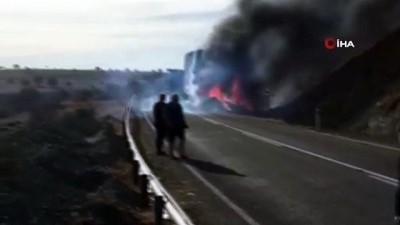 amator kamera -  Saman yüklü tır alev alev yandı Videosu