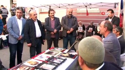 a haber -  Evlat nöbetindeki ailelere bir destekte gazetecilerden Videosu