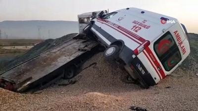  Ambulans taşıyan çekici yol kenarına uçtu: 1 yaralı