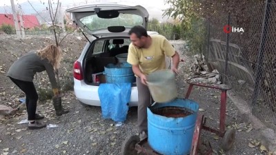 sokak kopekleri -  Karı koca, emanet olarak aldıkları 100'ün üzerinde köpeğe gözü gibi bakıyor  Videosu