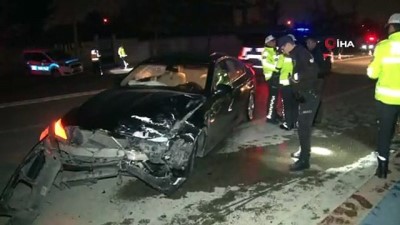 Polis aracına otomobil çarptı: 2'si polis, 3 yaralı