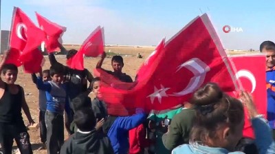 sinir otesi -  - Tel Abyad'da çocukların Erdoğan sevgisi
- Suriyeli çocuklar bölgeye gelen Türk yetkililerden Erdoğan posteri almak için yarıştı  Videosu