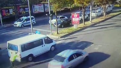 trafik polisi - Arızalanan minibüsün polisin yardımıyla yol kenarına itilme anı güvenlik kamerasında - DİYARBAKIR  Videosu