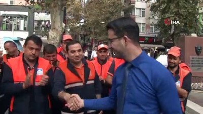 yasli kadin -  Yerdeki pet şişeyi çöpe attılar, alkış yağmuruna tutulunca şaşkına döndüler  Videosu