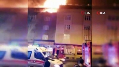  Gaziosmanpaşa’da bir binanın çatı katı alev alev böyle yandı 