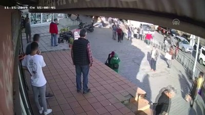 basortusu - Karaköy'de kaldırımda yürüyen bir kadın, yanından geçen başörtülü kıza saldırdı - İSTANBUL Videosu