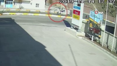 devlet hastanesi -  Kontrolden çıkan otomobil 8 yaşındaki çocuğa böyle çarptı  Videosu