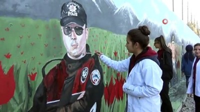  Öğrencilerin 6 günlük çalışması tamamlandı, 57 metre uzunluğundaki güvenlik duvarına Türk bayrağı ve polis portreleri çizildi 