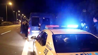 Polisin 'dur' ihtarına uymayan minibüsten 30 düzensiz göçmen çıktı - İZMİR 