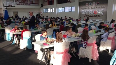 200 sporcu birbirini mat etmek için yarıştı 