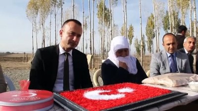 Asker üniformalı öğrencilerden şehit ailesine ziyaret - AĞRI