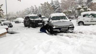 baskent - İran'da mevsimin ilk kar yağışı yaşamı olumsuz etkiledi - TAHRAN  Videosu