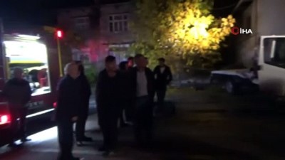  Isparta’da kaza yapan kamyonetin çarptığı elektrik direği evin çatısına devrildi: 2 ağır yaralı