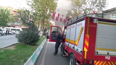 ebeveyn -  Seyir halindeki otomobil alev aldı Videosu