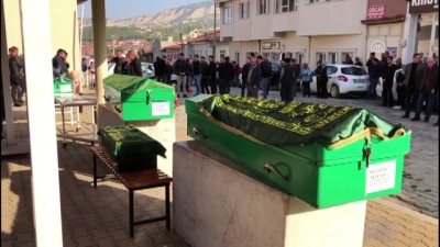 olenlerin yakinlari - Karabük'teki kazada ölen aynı aileden 4 kişinin cenazeleri defnedildi - BURDUR Videosu