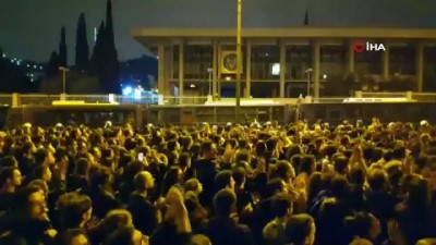 isgal -  - Atina’da olaylı gece
- Yunanistan’da 17 Kasım Öğrenci Direnişi'nin 46. yıl dönümünde binler ABD Büyükelçiliğine yürüdü  Videosu