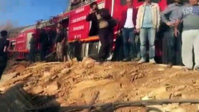 Çıkan yangında 3 ev kullanılamaz hale geldi - ELAZIĞ