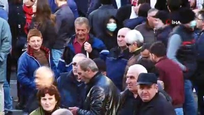 erken secim -  - Gürcistan’da halk seçim eyleminde
- Binlerce kişi parlamento önünde çadır kurdu  Videosu