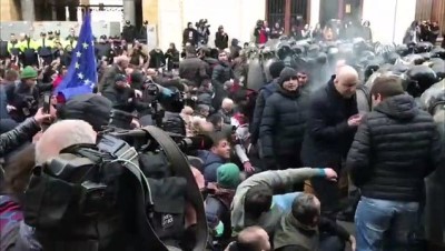 erken secim - Gürcistan'da parlamentoyu kuşatan göstericilere müdahale (1) - TİFLİS Videosu