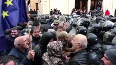 erken secim - Gürcistan'da parlamentoyu kuşatan göstericilere müdahale (2) - TİFLİS Videosu