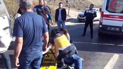  Motosiklet minibüsle çarpıştı: 2 yaralı