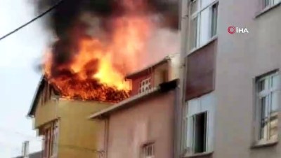  Pendik'te bir binanın çatısı alevlere teslim oldu 