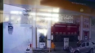 kamyon kasasi - Eşiyle yürürken kamyon kasası kapağı çarpan kadın öldü - ÇANKIRI Videosu