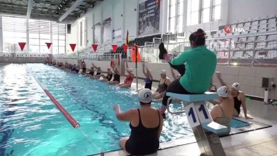  Kadınlar su jimnastiğiyle form tutuyor 