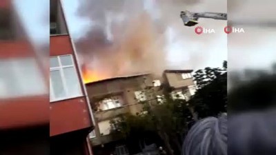 Ümraniye’de 4 katlı binanın çatısının alev alev yandığı anlar kamerada