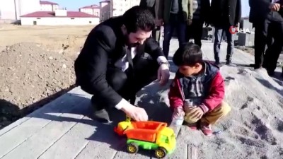  Başkan Sayan'ın çocukla kumda oyun oynadığı anlar yürekleri ısıttı 