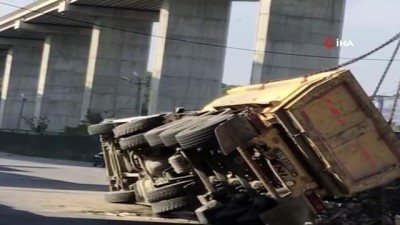  Kağıthane’de moloz yüklü kamyon devrildi 