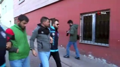 oyuncak tabanca -  Maske takarak girdikleri bağ evinden 9 bin 700 TL gasp eden 4 kişi yakalandı  Videosu