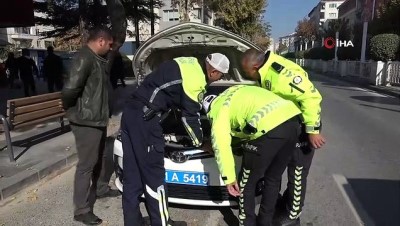  Polis otosunun kaputuna giren yavru kedi polisler tarafından kurtarıldı 