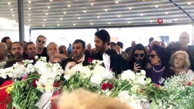  Usta tiyatrocu Yıldız Kenter son yolculuğuna uğurlanıyor 