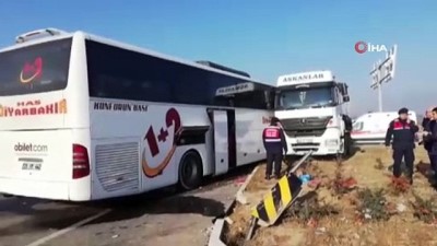  Yolcu otobüsü ile tır çarpıştı: 2 ölü, 20 yaralı 
