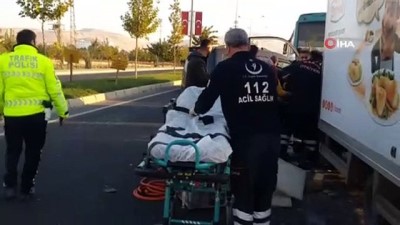 halk otobusu -  Kamyonet özel halk otobüsüyle çarpıştı: 1 yaralı  Videosu