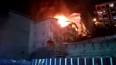 Kağıthane'de 4 katlı bir binanın en üst katı alev alev yandı