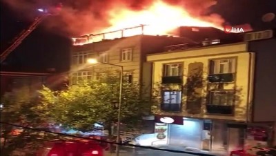  Küçükçekmece’de 4 katlı binanın çatısı alev alev yandı