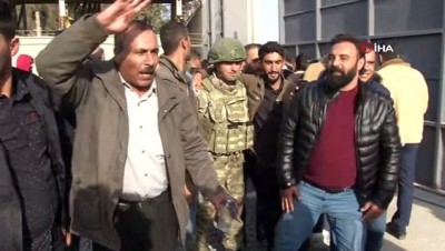 secde -  - Türk askerini alnından öpen Suriyeliler yıllar sonra kavuştukları topraklarda secdeye kapandı  Videosu