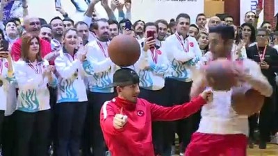 kupa toreni - Bakan Selçuk, şampiyon öğretmenlere kupalarını verdi (2) - ANKARA Videosu