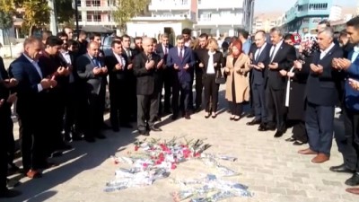 sehit asker -  Dernek Başkanı Özcan, şehit öğretmeni anarken gözyaşlarına boğuldu Videosu
