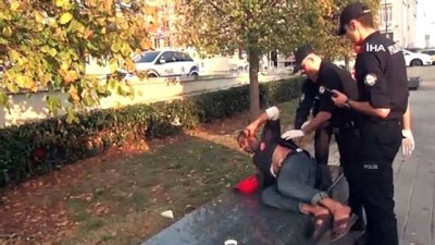 bicakli kavga -  Taksim’de alkollü şahıs kavga ettiği kağıt toplayıcısını bıçakladı Videosu