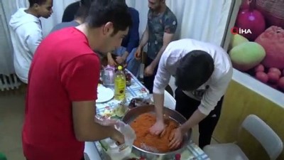 cig kofte -  'En güzel ve en lezzetli çiğ köfte'yi yapabilmek için yarıştılar  Videosu