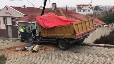 elektrik diregi - Freni boşalan çöp kamyonu elektrik direğine çarparak durabildi - EDİRNE Videosu