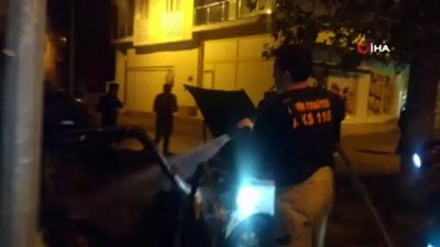  İzmir’de park halindeki araç yanarak küle döndü