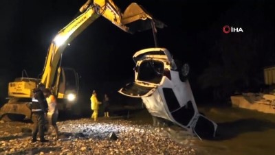 korkuluk -  Kemer'de şiddetli yağış sonrası evleri su bastı, araçlar sele kapıldı  Videosu