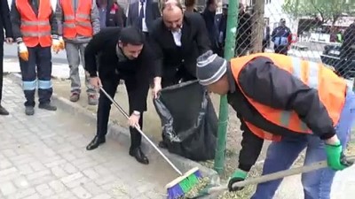 kadin isci -  Nevşehir Belediye Başkanı Arı, kadın işçilerle yerleri süpürüp, çöp topladı  Videosu