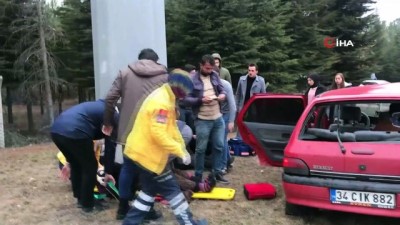 yasli kadin -  Ticari araçla çarpışan otomobil, üniversite öğrencilerinin arasına daldı...Araçta sıkışan annesini böyle kurtarmaya çalıştı Videosu