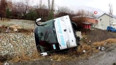 yolcu otobusu -  Erzincan’da yolcu otobüsü devrildi: 8 yaralı  Videosu