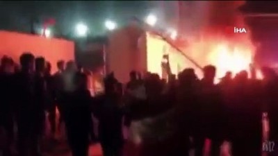 gaz bombasi - Irak’ta protestocular İran Konsolosluğu binasını ateşe verildi Videosu